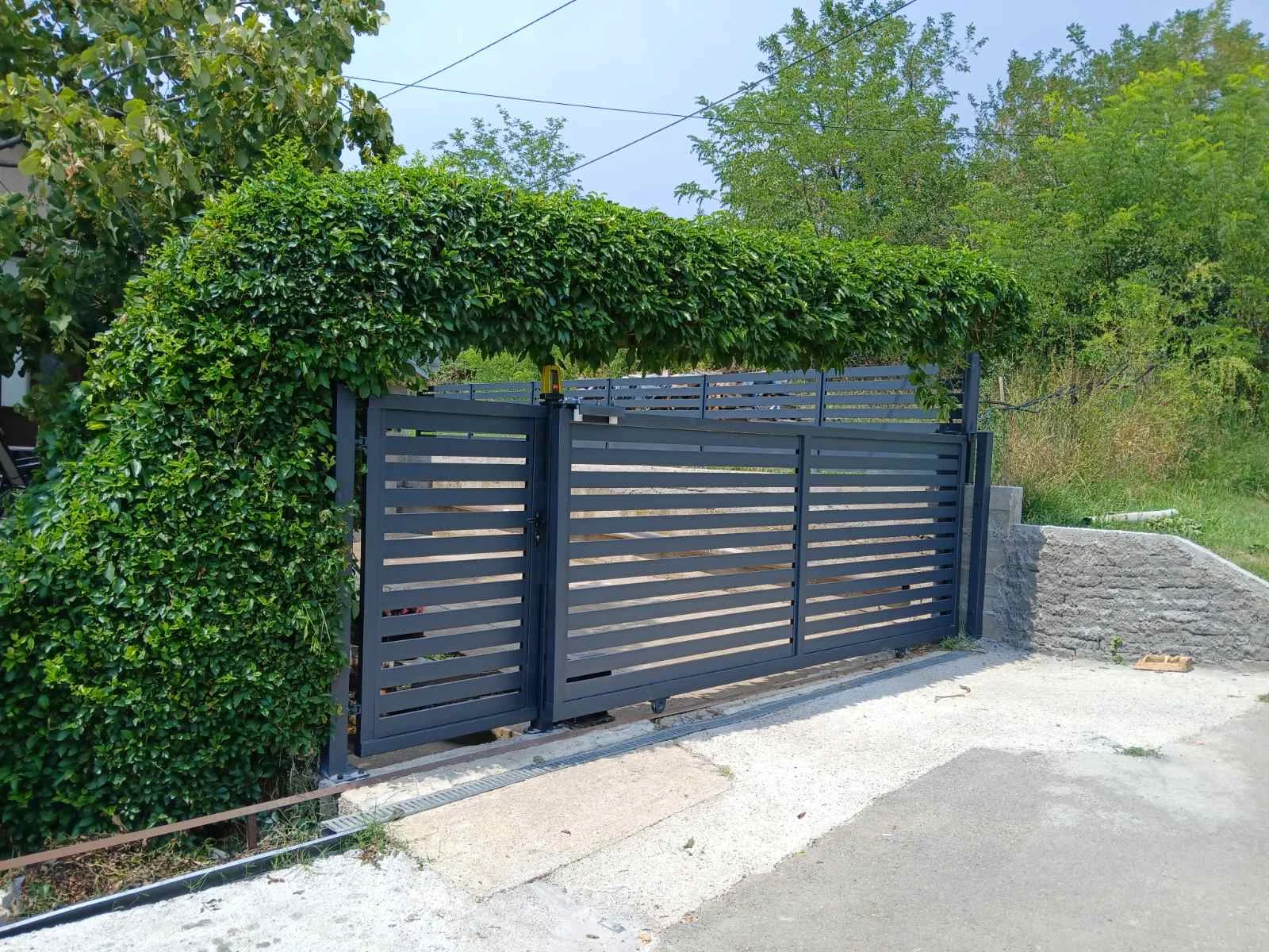Aluminijumska klizna kapija i ograda